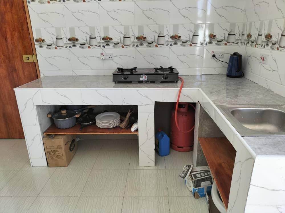 Mambo Leo Hostel باجي المظهر الخارجي الصورة